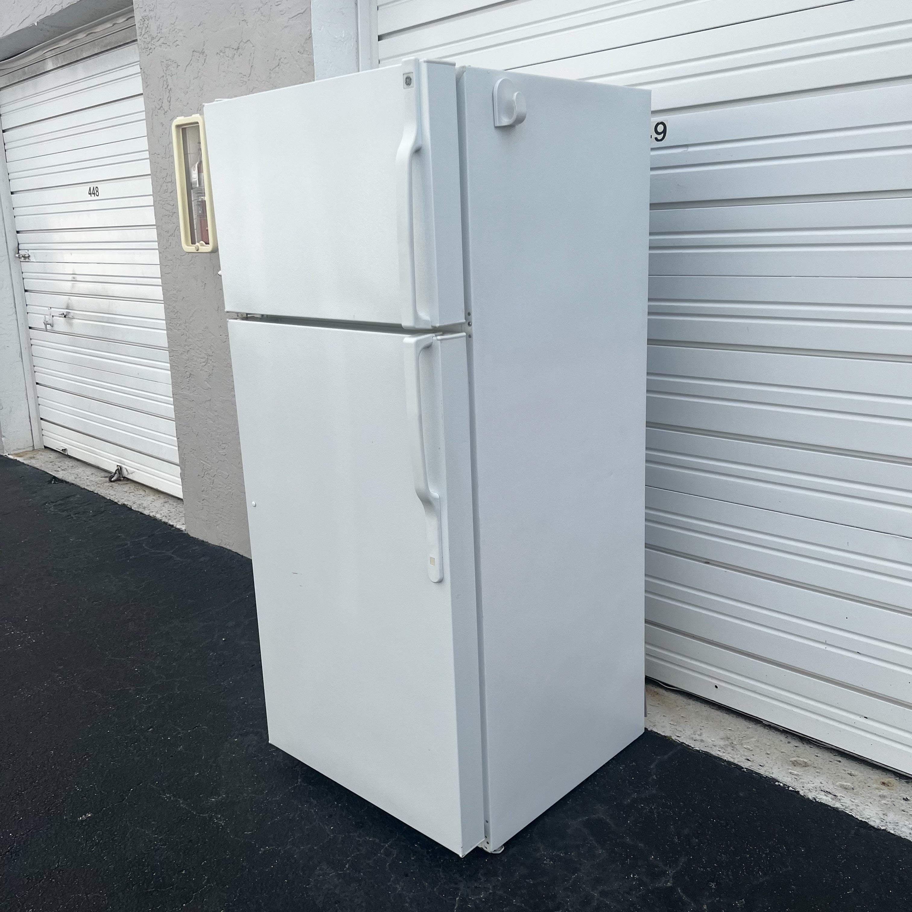 GE Top and Bottom Refrigerator GE Top and Bottom Refrigerator